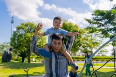 Bé Đạt với nụ cười tươi sau ca phẫu thuật. (Ảnh: PV/Vietnam+)