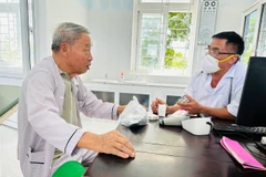 Nhân viên y tế tư vấn sức khoẻ cho người dân đến khám tại Trạm Y tế xã Cam Chính, huyện Cam Lộ, tỉnh Quảng Trị. (Ảnh: T.G/Vietnam+)