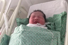 Bé gái khỏe mạnh sau khi sinh. (Ảnh: PV/Vietnam+)