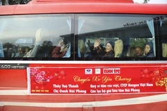 Các chuyến xe chở bệnh nhân về quê ăn Tết. (Ảnh: PV/Vietnam+)