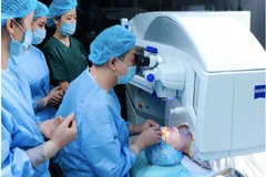 Bác sỹ thực hiện phương pháp Relex Smile giúp bệnh nhân lấy lại mắt sáng chỉ sau 23 giây. (Ảnh: PV/Vietnam+)