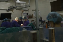 Các bác sỹ Bệnh viện Đại học Y Hà Nội thực hiện ca phẫu thuật cho bệnh nhân trong vụ cháy. (Ảnh: PV/Vietnam+)