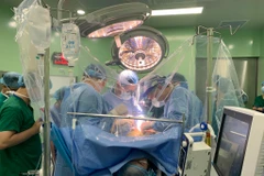 Các bác sỹ thực hiện ca ghép gan cho bệnh nhi. (Ảnh: PV/Vietnam+)