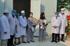 Tặng hoa cho các bệnh nhân khỏi bệnh. (Ảnh: PV/Vietnam+)