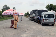 Cảnh sát giao thông tại Kiên Giang thực hiện nhiệm vụ tại chốt kiểm soát nút giao tuyến Lộ Tẻ-Rạch Sỏi với tuyến tránh thành phố Rạch Giá. (Ảnh: Lê Huy Hải/TTXVN)