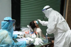 Nhân viên y tế quận Đống Đa lấy mẫu xét nghiệm COVID-19 cho các trường hợp liên quan đến ca dương tính với SARS-CoV-2. (Ảnh: Minh Quyết/TTXVN)