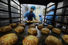 Sản xuất bánh trung thu tại một cơ sở sản xuất. (Ảnh: TTXVN/Vietnam+)