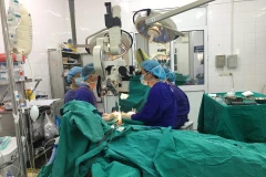 Một ca phẫu thuật tại Bệnh viện Hữu nghị Việt Đức. (Ảnh: PV/Vietnam+)