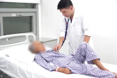 Bác sỹ chăm sóc cho bệnh nhân sau phẫu thuật. (Ảnh: PV/Vietnam+)