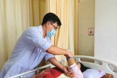 Bác sĩ thăm khám cho bệnh nhân. (Ảnh: TTXVN phát) 