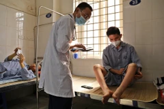 Bác sỹ thăm khám cho bệnh nhân số xuất huyết điều trị tại khoa Truyền nhiễm, Bệnh viện Đa khoa Đống Đa (Hà Nội). (Ảnh: Minh Quyết/TTXVN)