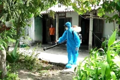 Phun hóa chất diệt muỗi tại các ổ dịch nhỏ, vừa, có nguy cơ xảy ra dịch bệnh sốt xuất huyết. (Ảnh: TTXVN phát)