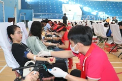 Đoàn viên thanh niên, người dân tham gia hiến máu. Ảnh: (Đinh Hương/TTXVN)