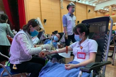 Nhân viên y tế tham gia hiến máu nhân đạo. (Ảnh: PV/Vietnam+)