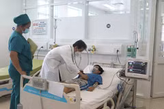 Bác sỹ Bệnh viện Đa khoa tỉnh Vĩnh Long thăm khám cho bệnh nhi bị sốc do sốt xuất huyết trong tình trạng nặng. (Ảnh: Lê Thúy Hằng/TTXVN)