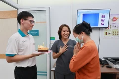 Bệnh nhân được ghép giác mạc vỡ oà hạnh phúc trong ngày sinh nhật đã nhìn thấy ánh sáng. (Ảnh: PV/Vietnam+)