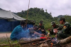 [Mega Story] Gác lại niềm vui, nỗi buồn vì Tổ quốc