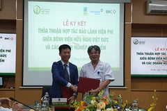 Lãnh đạo Bệnh viện Hữu nghị Việt Đức tổ chức ký kết hợp tác với các đơn vị bảo hiểm bảo lãnh. (Ảnh: PV/Vietnam+)
