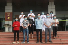 Các bệnh nhân được công bố khỏi bệnh tại Bệnh viện Bệnh Nhiệt đới Trung ương cơ sở 2 trong ngày 22/4. (Ảnh: Minh Quyết/TTXVN)