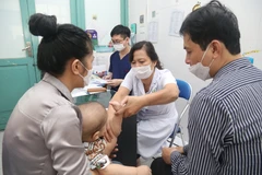 Tiến sỹ Nguyễn Việt Hoa khám cho một trẻ trong chương trình. (Ảnh: PV/Vietnam+)