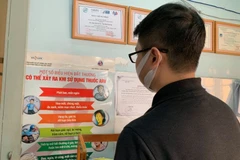 Người dân tìm hiểu thông tin về dự phòng lây nhiễm HIV/AIDS. (Ảnh: T.G/Vietnam+)