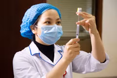 Nhân viên y tế chuẩn bị thuốc điều trị cho bệnh nhân Hemophilia. (Ảnh: PV/Vietnam+)