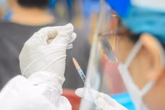 Từ ngày 15/4, Bộ Y tế sẽ thực hiện ký tập trung để cấp hộ chiếu vaccine cho người dân. (Ảnh: TTXVN/Vietnam+)