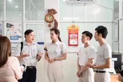 Trương Hoàng Bảo Ngọc (giữa) và nhóm Mạng lưới cộng đồng LGBT ở tỉnh An Giang trao đổi với đại diện của Cục Phòng, chống HIV/AIDS. (Ảnh: PV/Vietnam+)