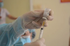 Cận cảnh lấy vaccine ngừa COVID-19. (Ảnh: Văn Dũng/TTXVN)