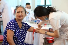 Lấy mẫu máu làm xét nghiệm cho người cao tuổi. (Ảnh: Thanh Tùng/TTXVN)