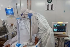 Điều trị cho bệnh nhân mắc COVID-19. (Ảnh: PV/Vietnam+)