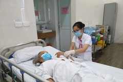 Chăm sóc cho bệnh nhân điều trị tại Bệnh viện Hữu nghị Việt Đức. (Ảnh: PV/Vietnam+)