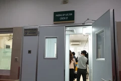 Phòng áp lực âm cách ly tại Bệnh viện Bạch Mai. (Ảnh: T./Vietnam+)