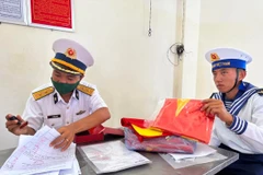 Cảm xúc từ con dấu đỏ Trường Sa thiêng liêng trên lá cờ Tổ Quốc