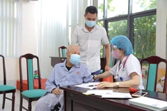 Thăm khám, tư vấn sức khoẻ cho người bệnh tại Bệnh viện Đa khoa Đức Giang. (Ảnh: PV/Vietnam+)