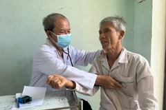 Bác sĩ khám bệnh cho người dân tại huyện đảo Lý Sơn. (Ảnh: PV/Vietnam+)