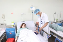 Bác sỹ thăm khám cho bệnh nhân sau phẫu thuật. (Ảnh: PV/Vietnam+)