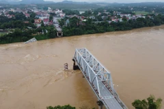 Cầu Phong Châu (Phú Thọ) bị sập sáng 9/9. Một trụ và hai nhịp của cây cầu đã bị nước lũ cuốn. (Ảnh: Tạ Toàn/TTXVN)