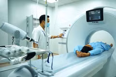Các bác sỹ xạ trị cho bệnh nhân điều trị tại Bệnh viện K. (Ảnh: PV/Vietnam+)