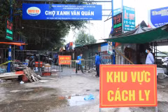 Hà Nội phong tỏa chợ Xanh Văn Quán do liên quan đến lịch trình ca mắc COVID-19. (Ảnh: Phan Tuấn Anh/TTXVN)