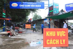 Hà Nội phong tỏa chợ Xanh Văn Quán do liên quan đến lịch trình ca mắc COVID-19. (Ảnh: Phan Tuấn Anh/TTXVN)