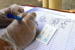 Mẫu bệnh phẩm với kết quả xét nghiệm COVID-19. (Ảnh: TTXVN/Vietnam+)