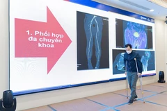 Bệnh nhân Thuận đã có thể tự mình ngồi dậy vững chắc và sau 10 ngày đã có thể một mình tập thành thạo di chuyển bằng nạng. (Ảnh: PV/Vietnam+)