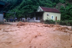 Mưa lũ tại Nghệ An làm ngập nhiều nhà dân ở huyện biên giới Kỳ Sơn. (Ảnh: TTXVN phát)