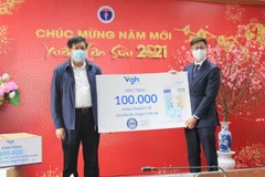Lãnh đạo Bộ Y tế tiếp nhận 100.000 khẩu trang y tế cao cấp. (Ảnh: PV/Vietnam+)