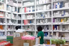 Nhân viên y tế làm công tác cấp phát thuốc tại một bệnh viện. (Ảnh: T.G/Vietnam+)