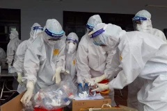 Lực lượng y tế gồm hơn 400 người đã ra quân triển khai công tác test kháng nguyên nhanh tại tỉnh Bắc Ninh. (Ảnh: PV/Vietnam+)