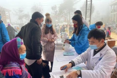 [Photo] Những ''chiến binh áo trắng'' mang Xuân về bản làng vùng cao