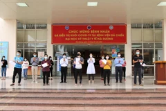 13 bệnh nhân được công bố khỏi bệnh tại Bệnh viện Dã chiến số 2. (Ảnh: PV/Vietnam+)