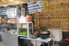 Một điểm bán thức ăn đường phố trên địa bàn Thành phố Hồ Chí Minh. (Ảnh: Đinh Hằng/TTXVN)